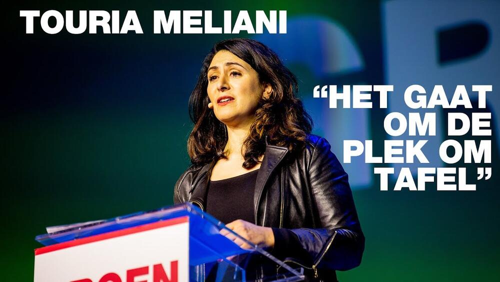 Foto van Touria Meliani tijdens een speech