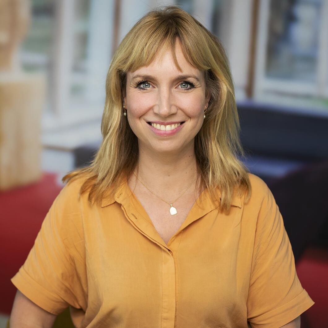 liesbeth kijkt lachend in de camera