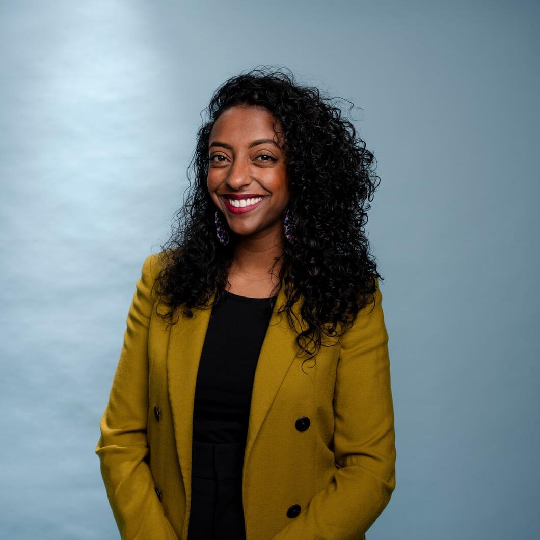 Milka kijkt lachend de camera in