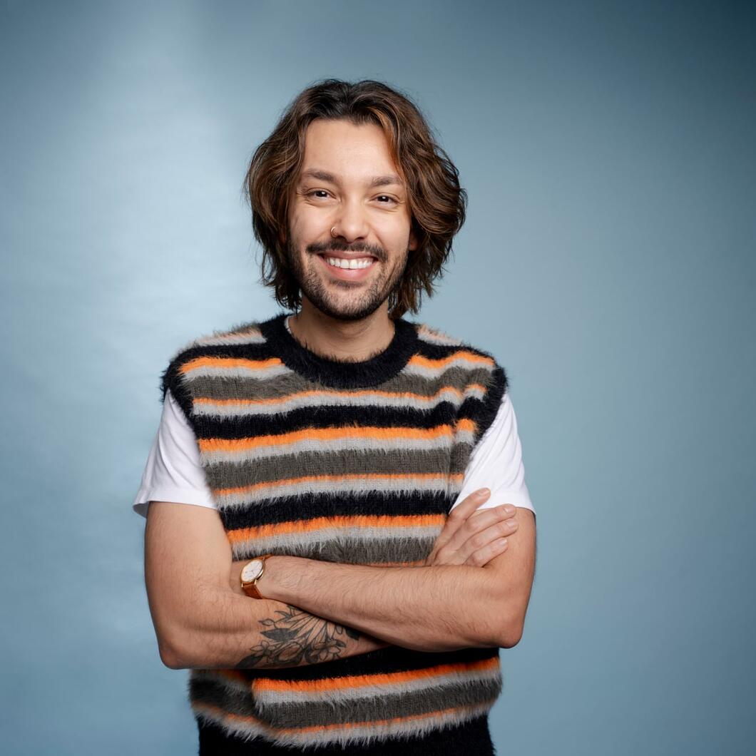 Gregory kijkt lachend de camera in