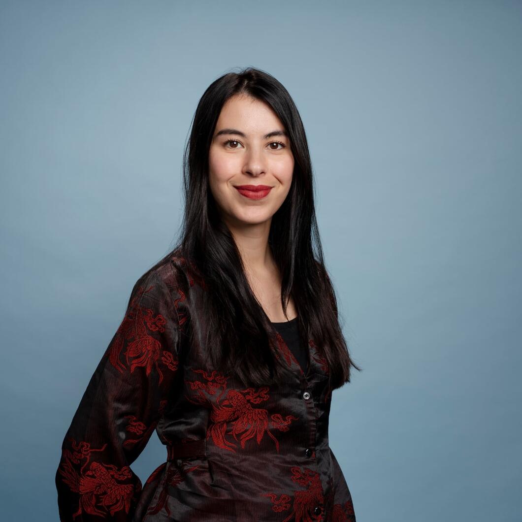 Yasmine kijkt glimlachend in de camera