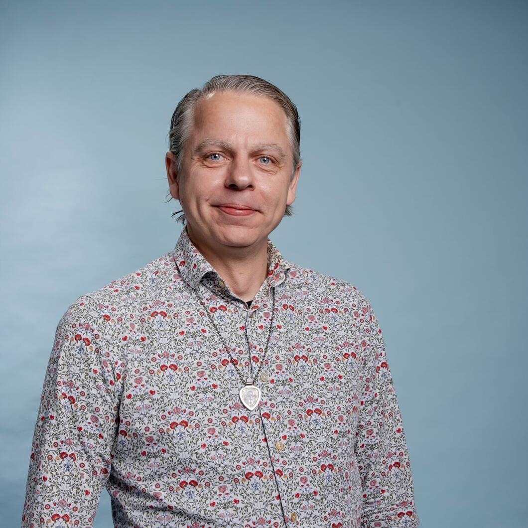 Martijn kijkt glimlachend de camera in