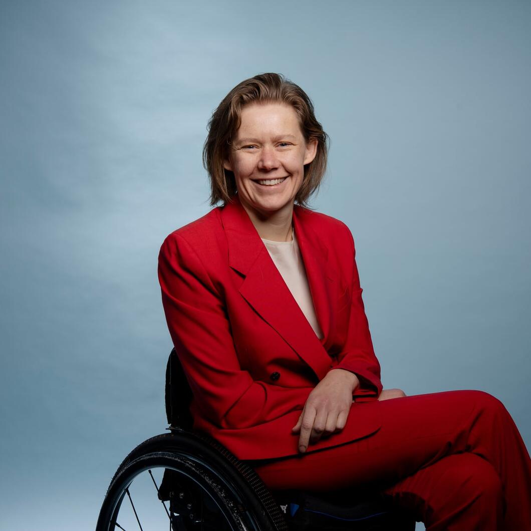 Ernestine kijkt glimlachende de camera in