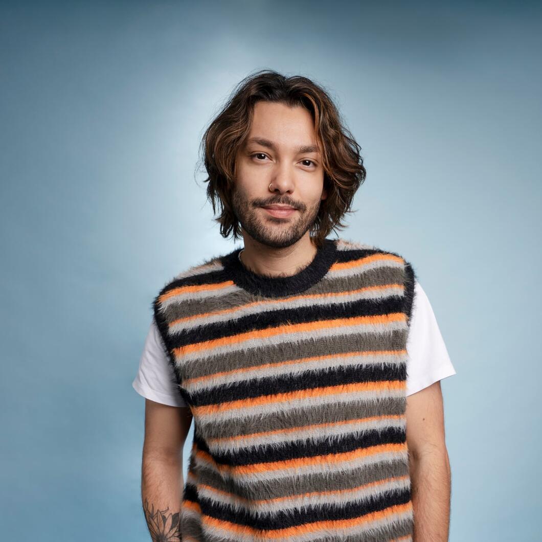 gregory kijkt serieus de camera in