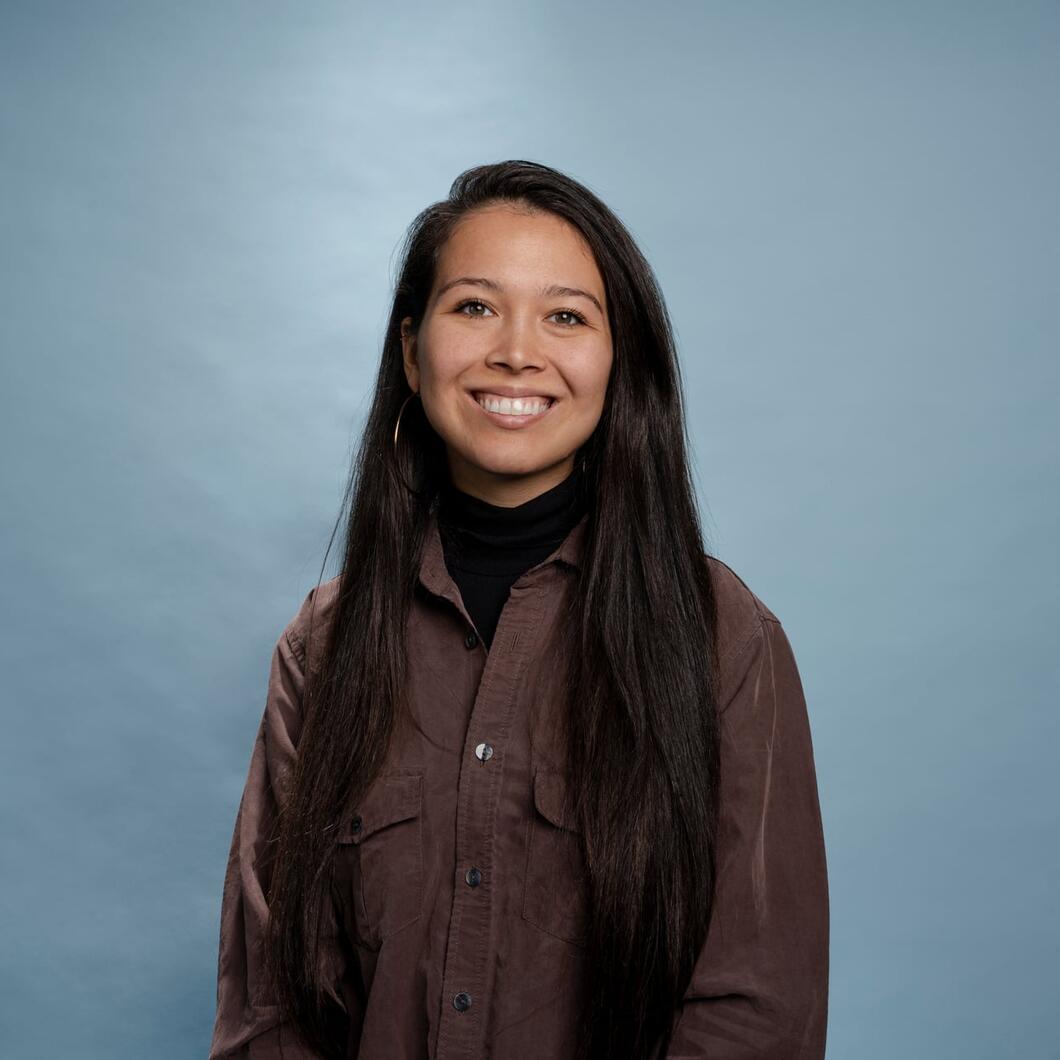 Sabine kijkt glimlachend de camera in