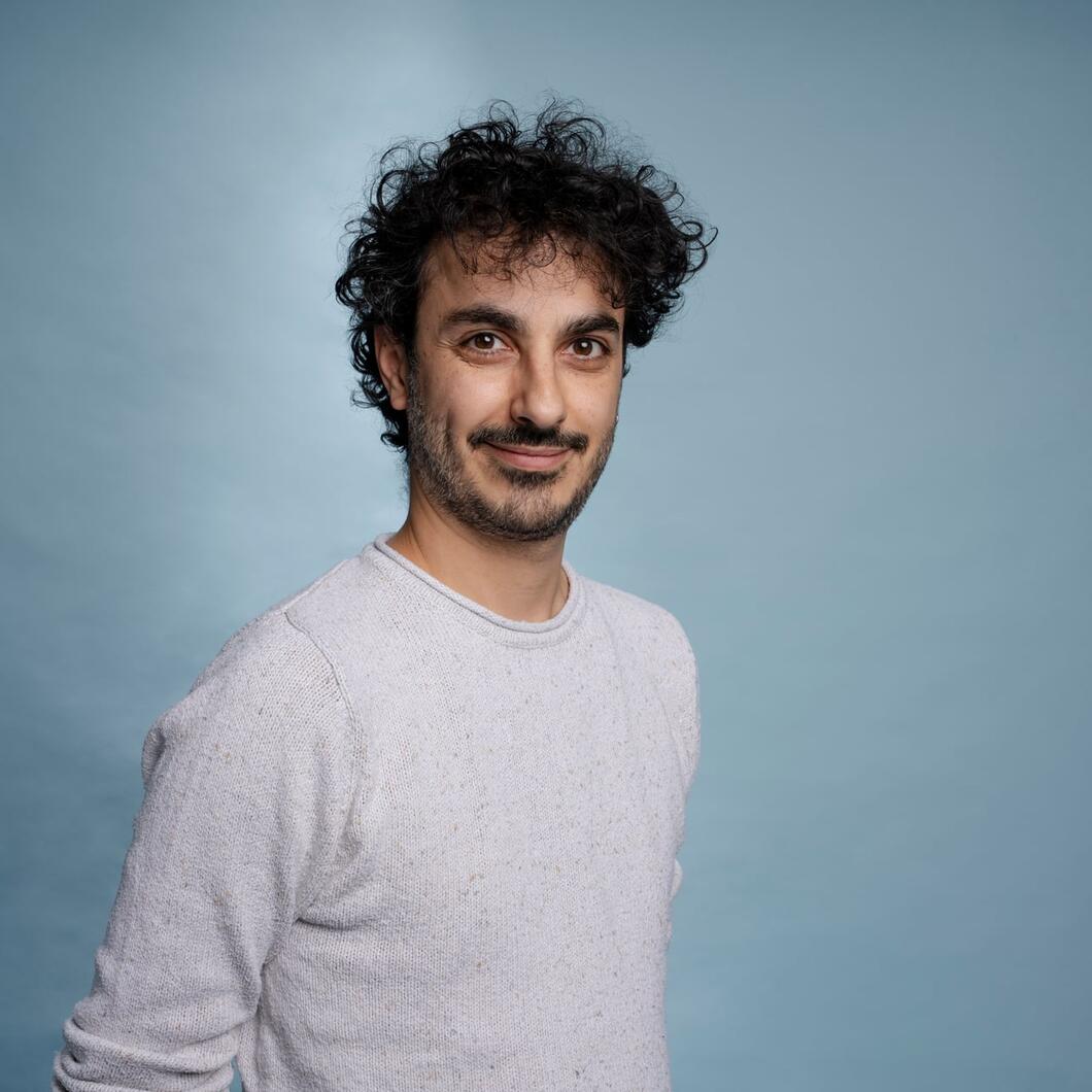 Ufuk kijkt glimlachend de camera in