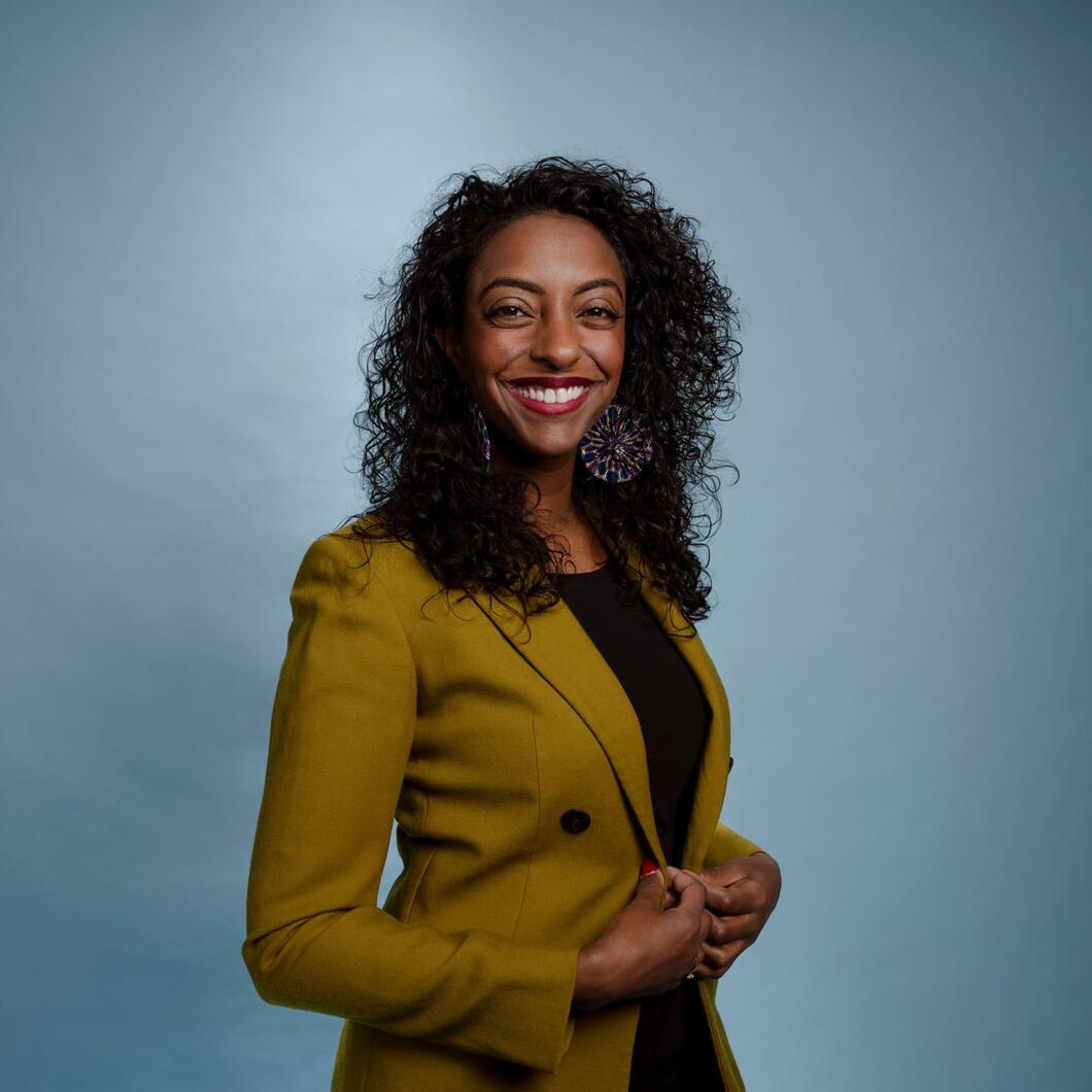 Milka kijkt lachend de camera in