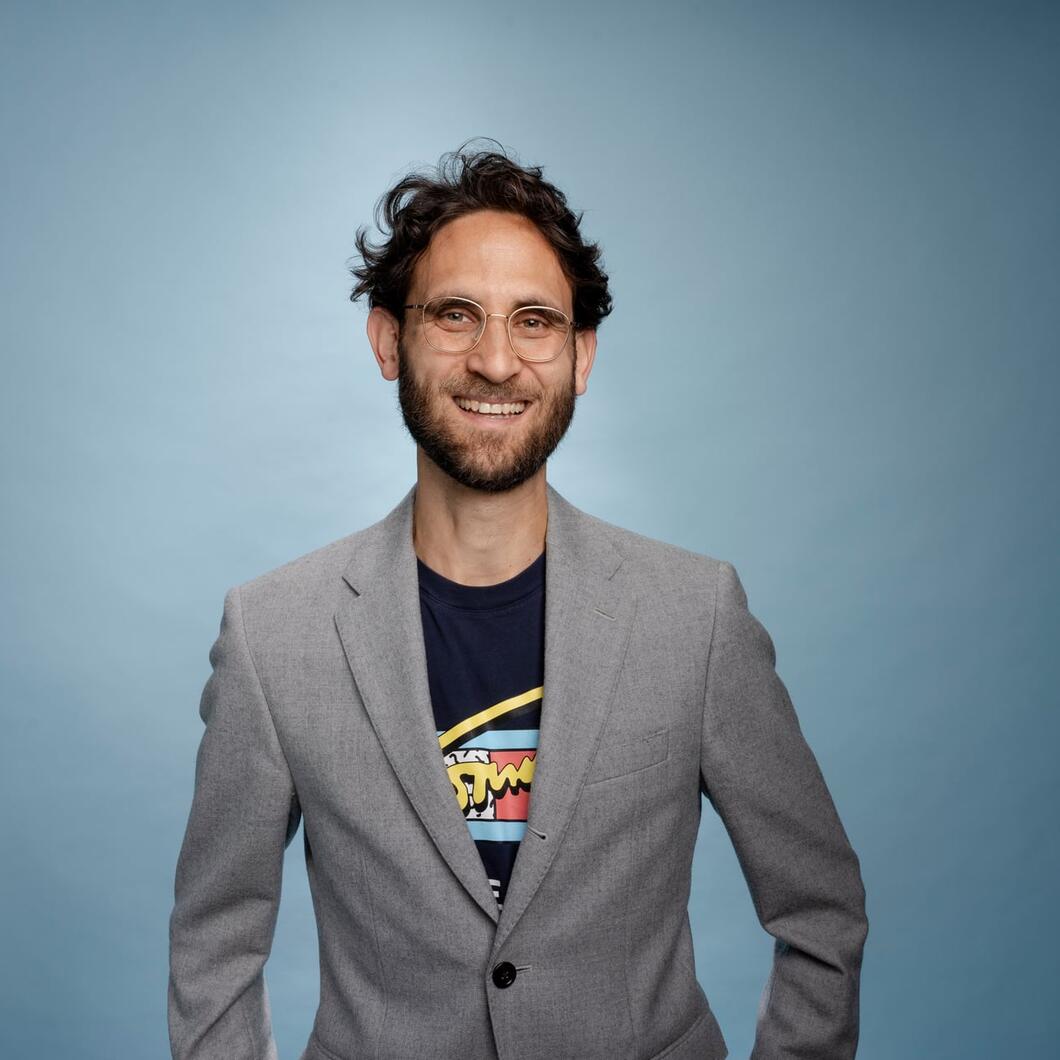 Misja kijkt lachend de camera in