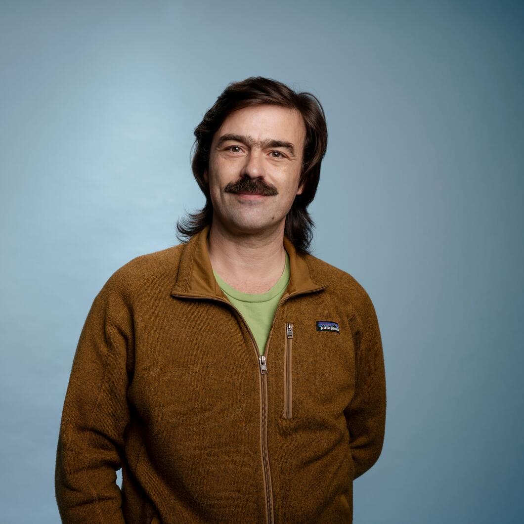 Laurens kijkt glimlachend de camera in