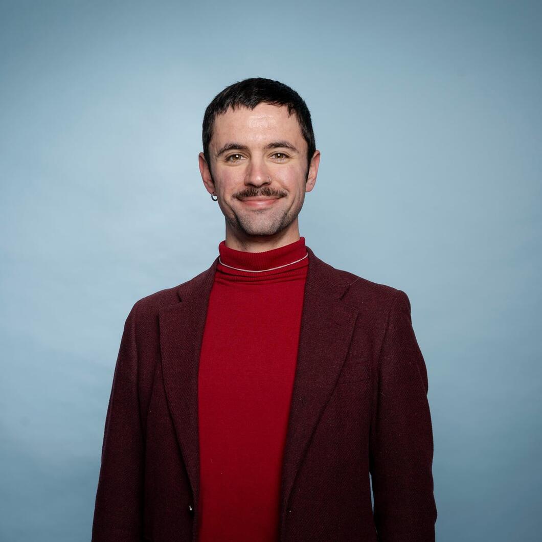 Sydney kijkt glimlachend de camera in