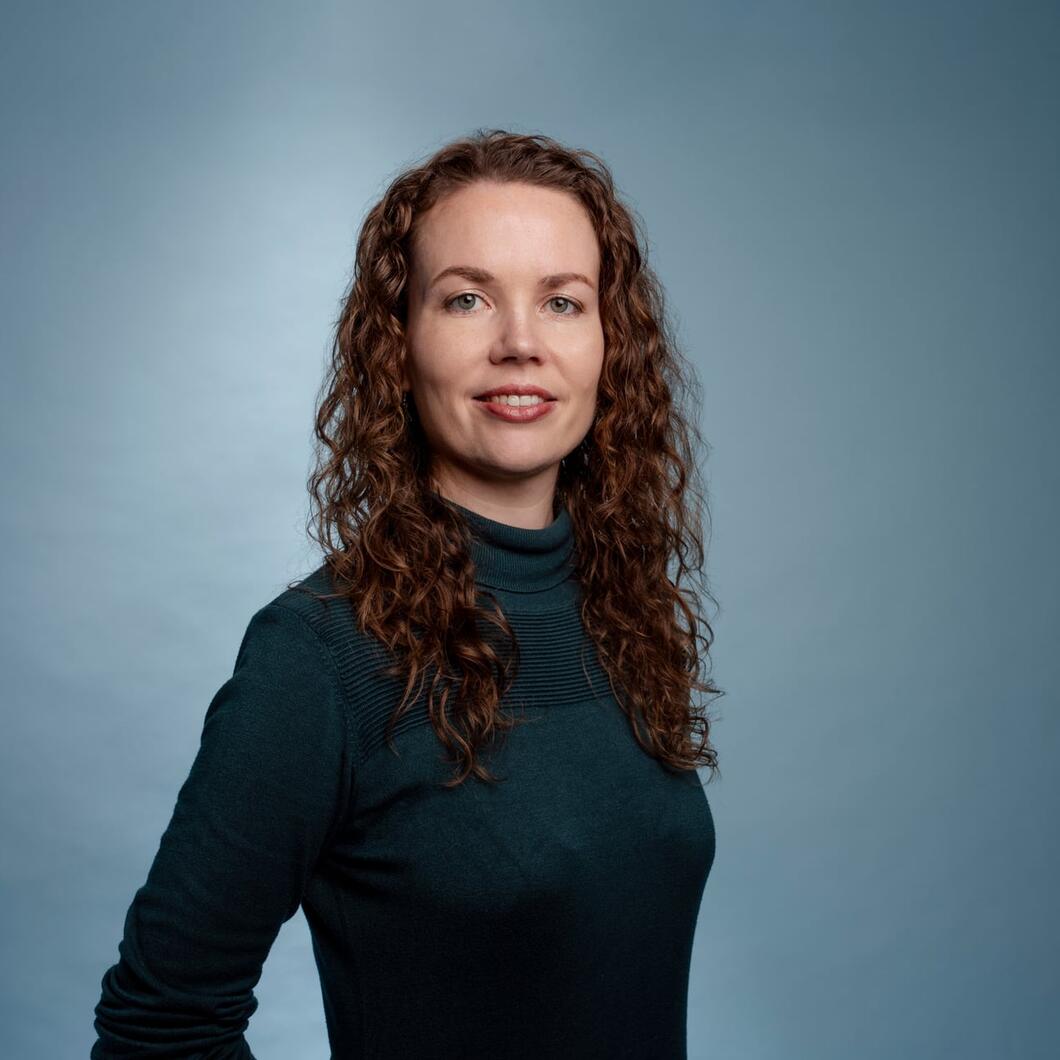 Elisabeth kijkt recht de camera in met hand in haar zij