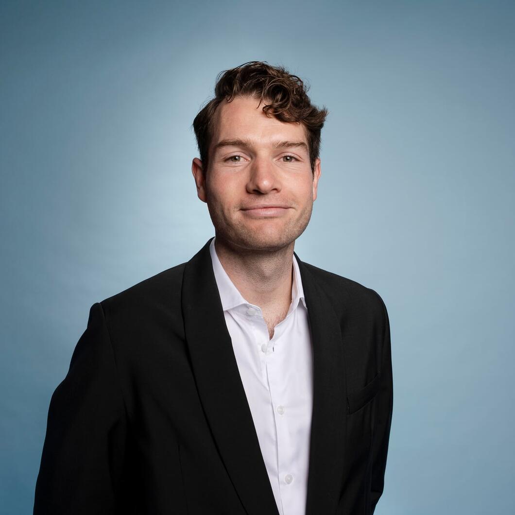 Leander kijkt glimlachend de camera in