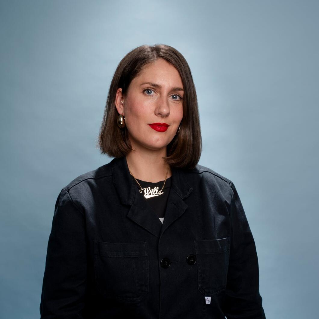 Willa kijkt glimlachend de camera in