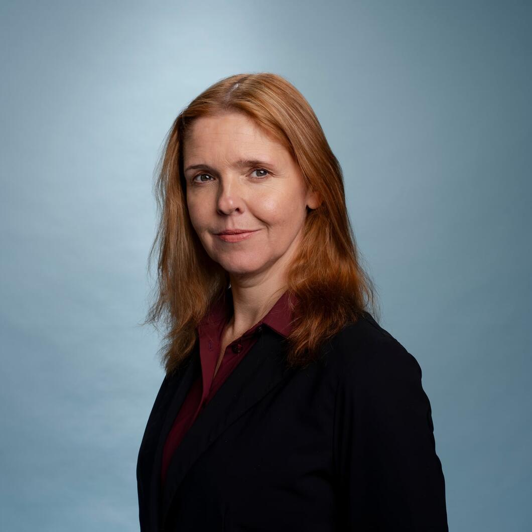 Anne kijkt de camera in