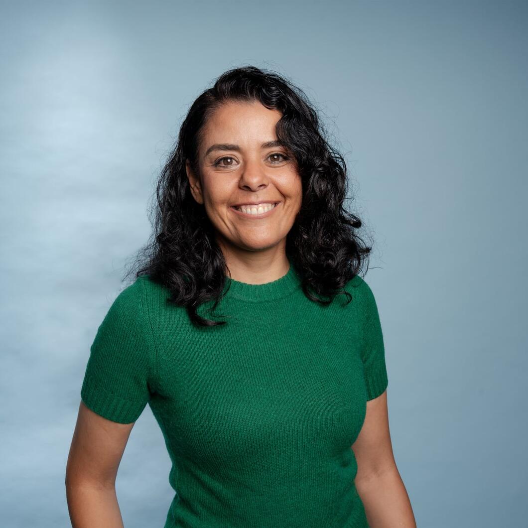 Jamaa kijkt lachende de camera in