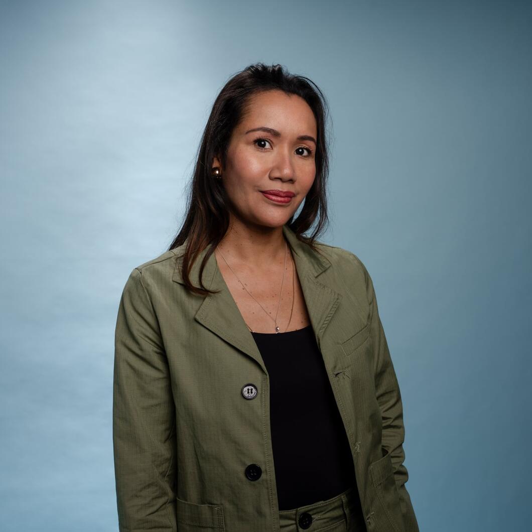 Zippora kijkt schuin, glimlachend de camera in