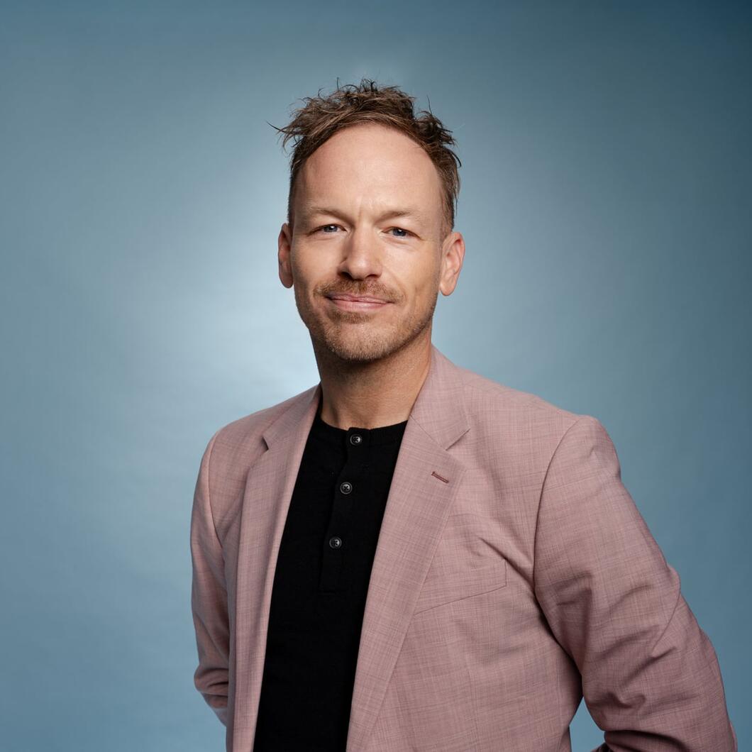 Kris kijkt glimlachend in de camera