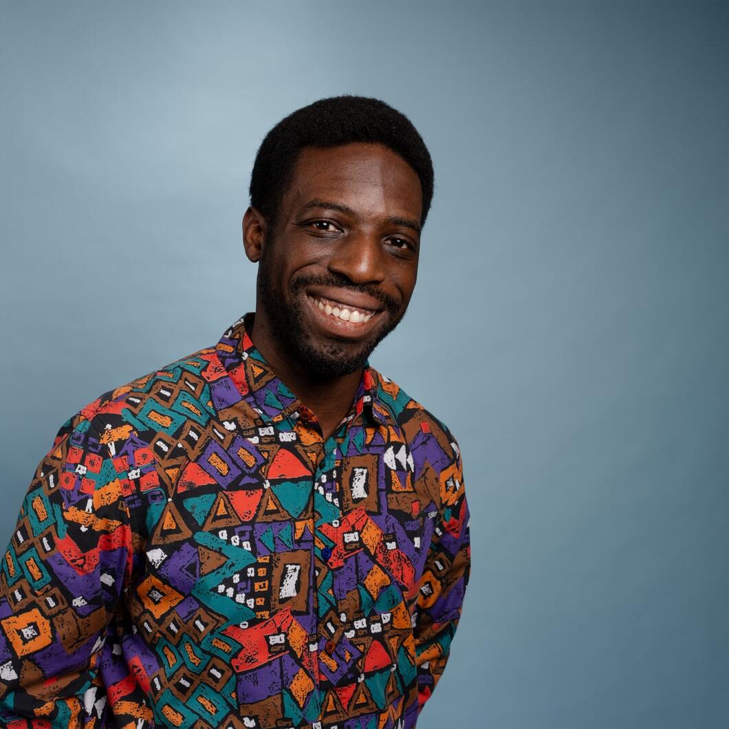 Walter kijkt lachend in de camera