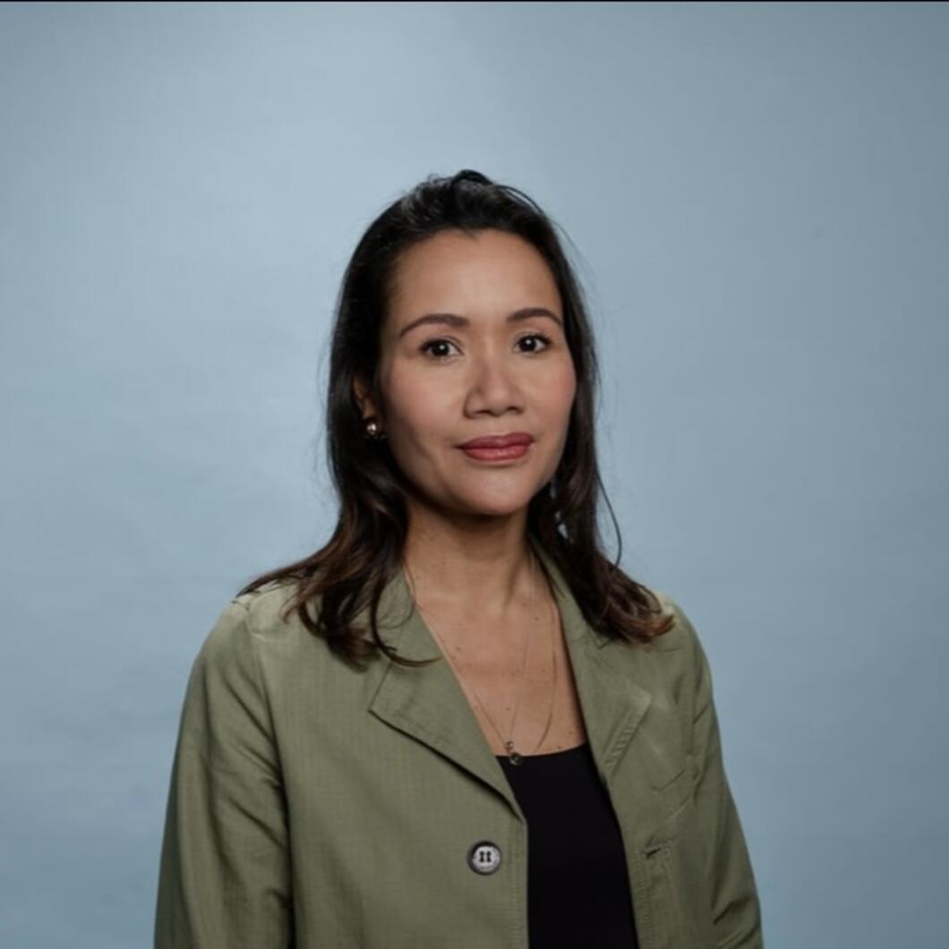 Zippora kijkt glimlachend in de camera