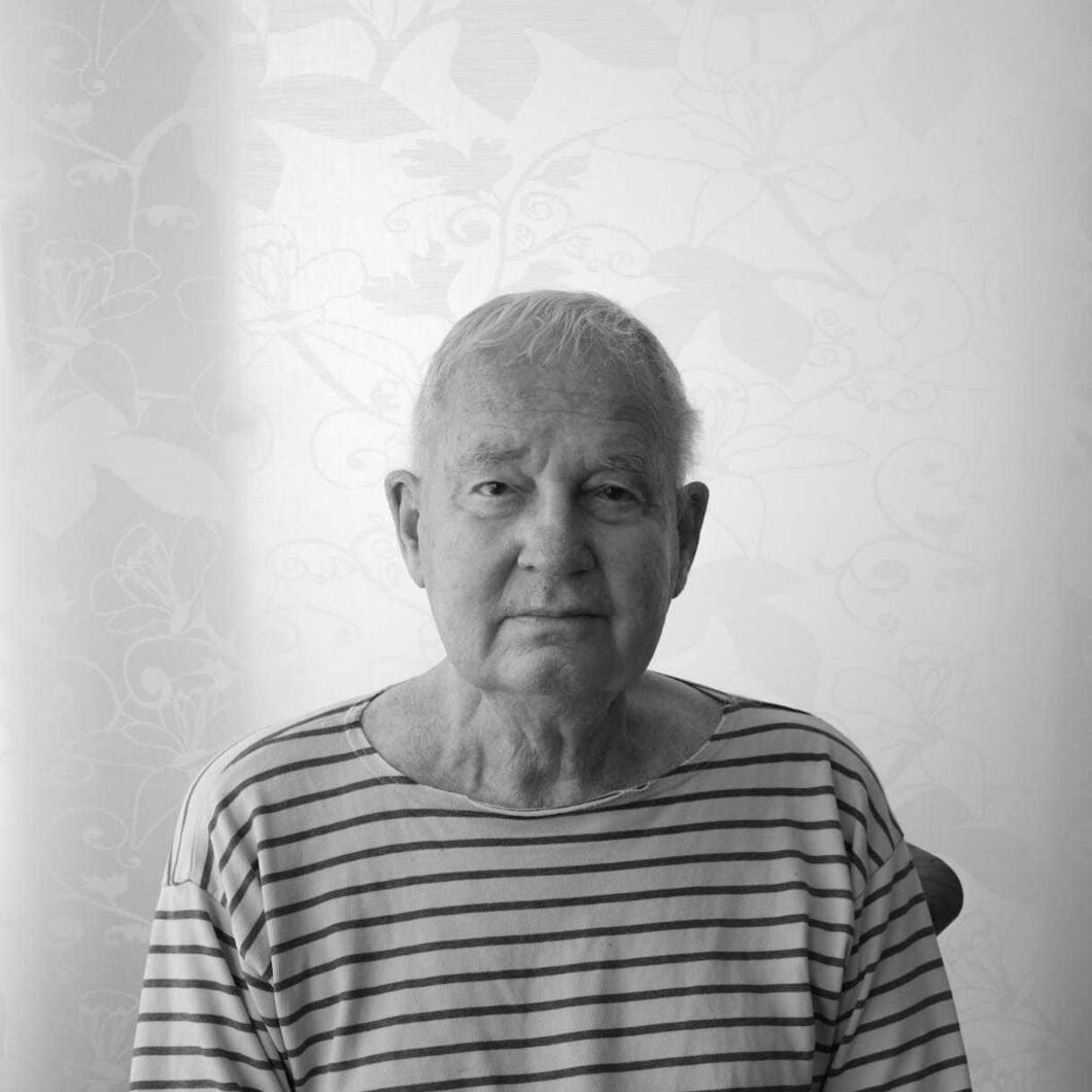 Zwart wit foto van bob op een stoel