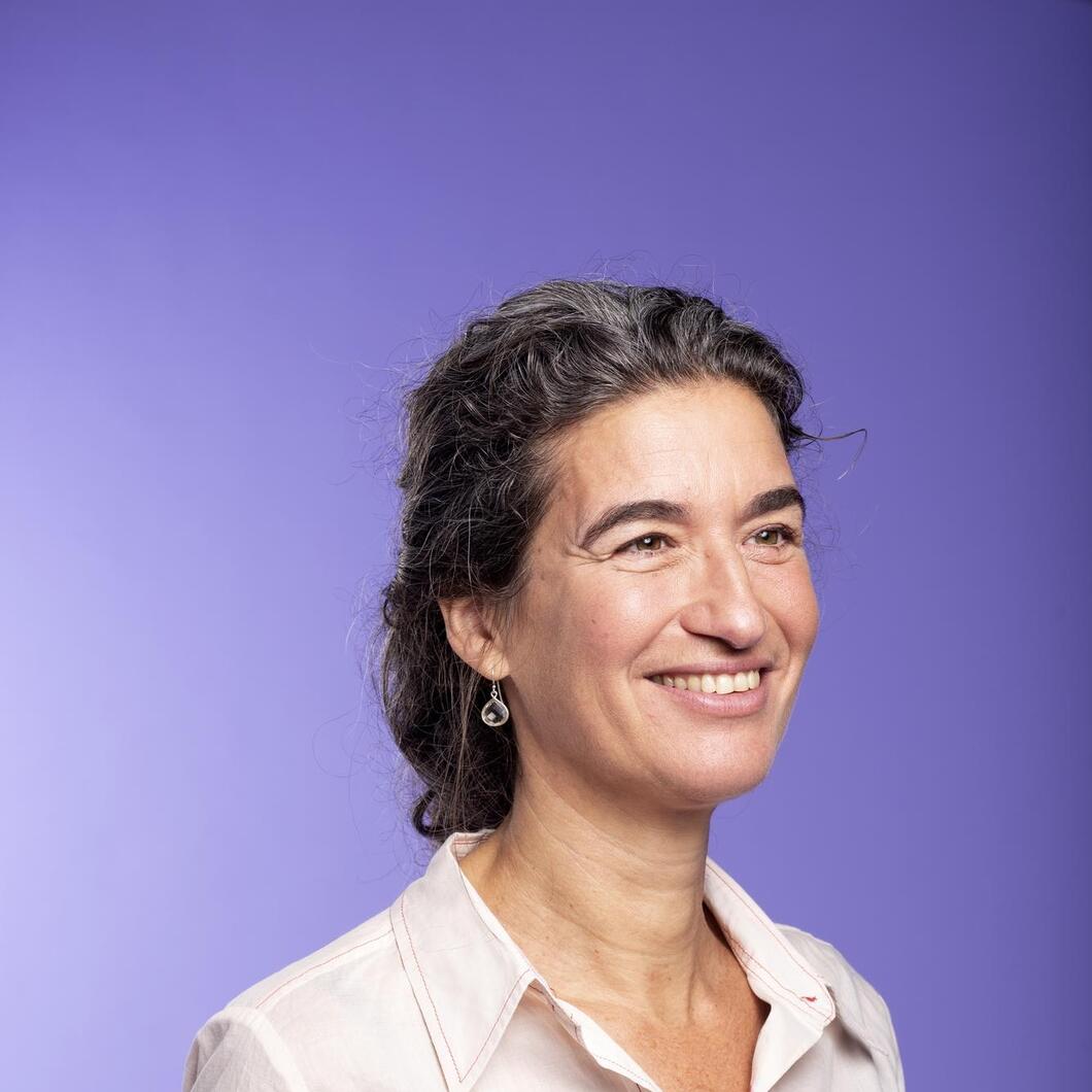 Daniëlle kijkt naar de zijkant, lachend