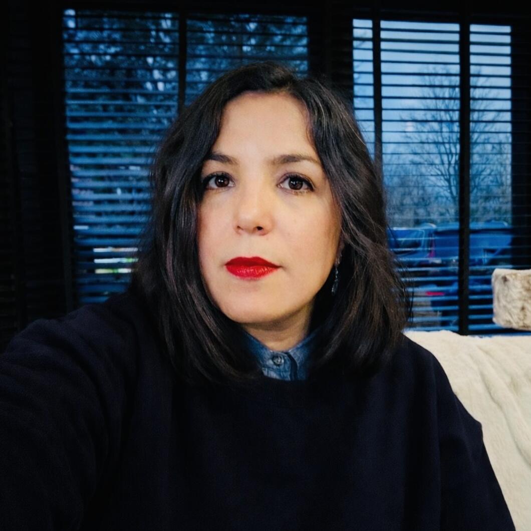 Nadia kijkt serieus de camera in