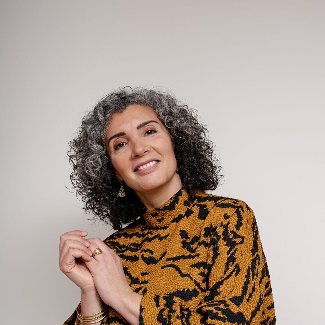 nadia kijkt lachend de camera in 