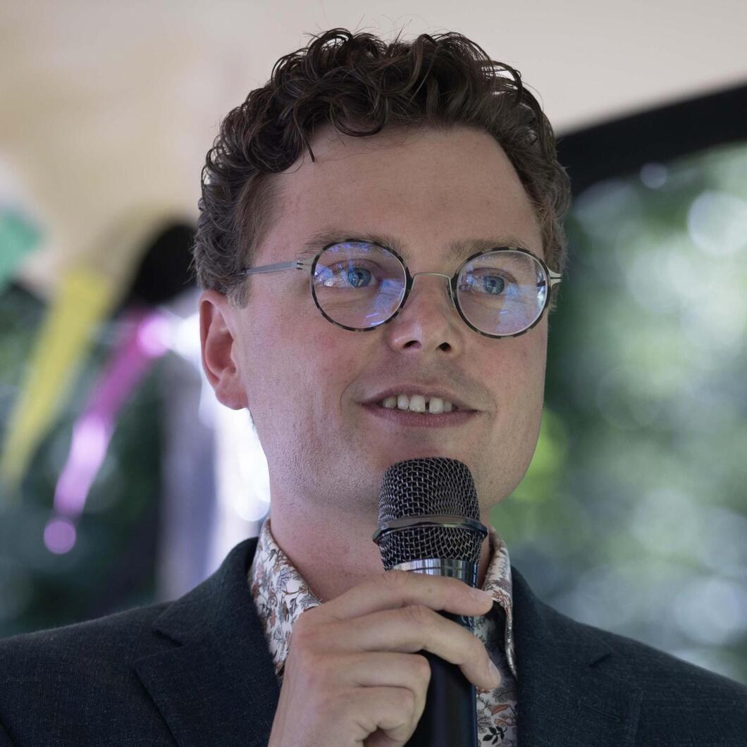 roeland heeft een microfoon in zijn hand