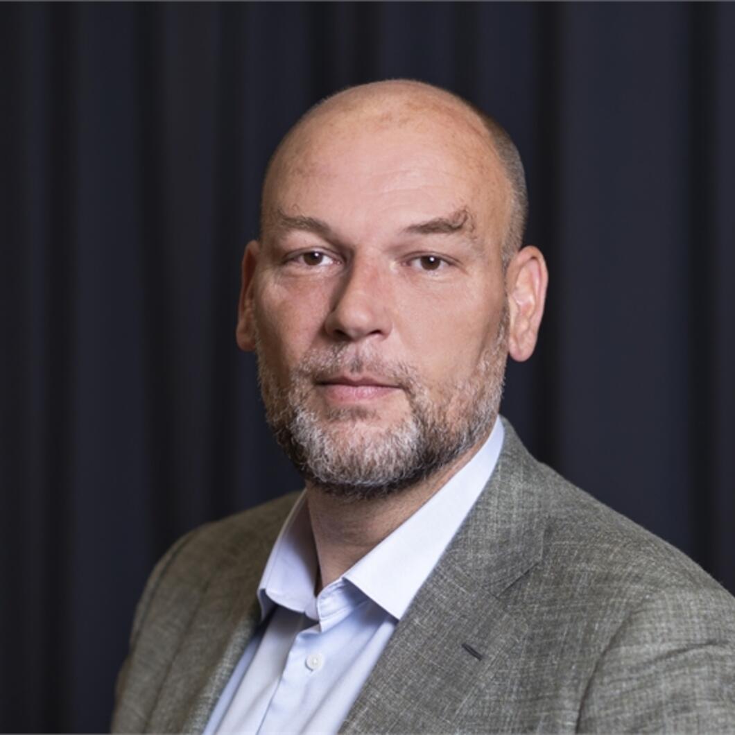 Rutger kijkt recht de camera in