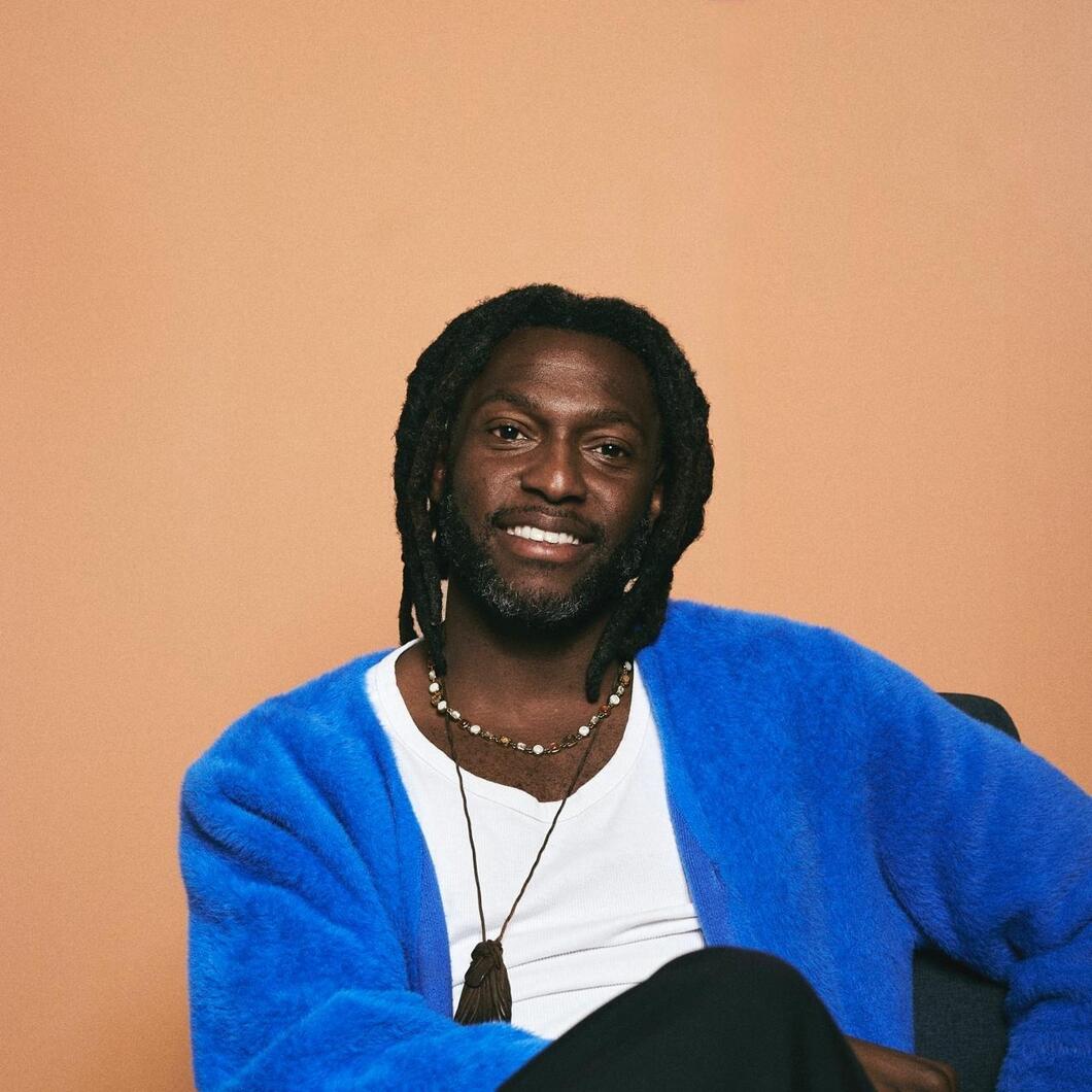 Safi Graauw kijkt lachend de camera in