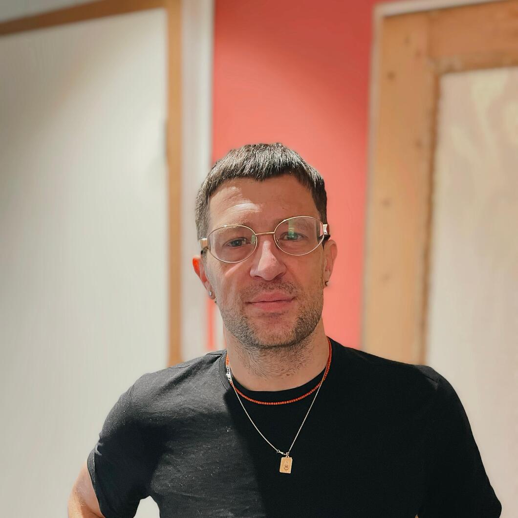 toine staat met zijn handen in zijn zij