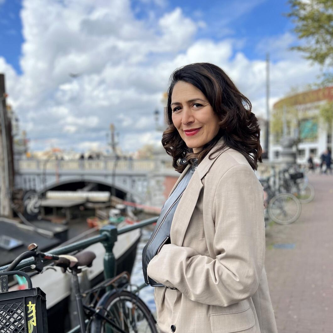 touria kijkt lachend in de camera