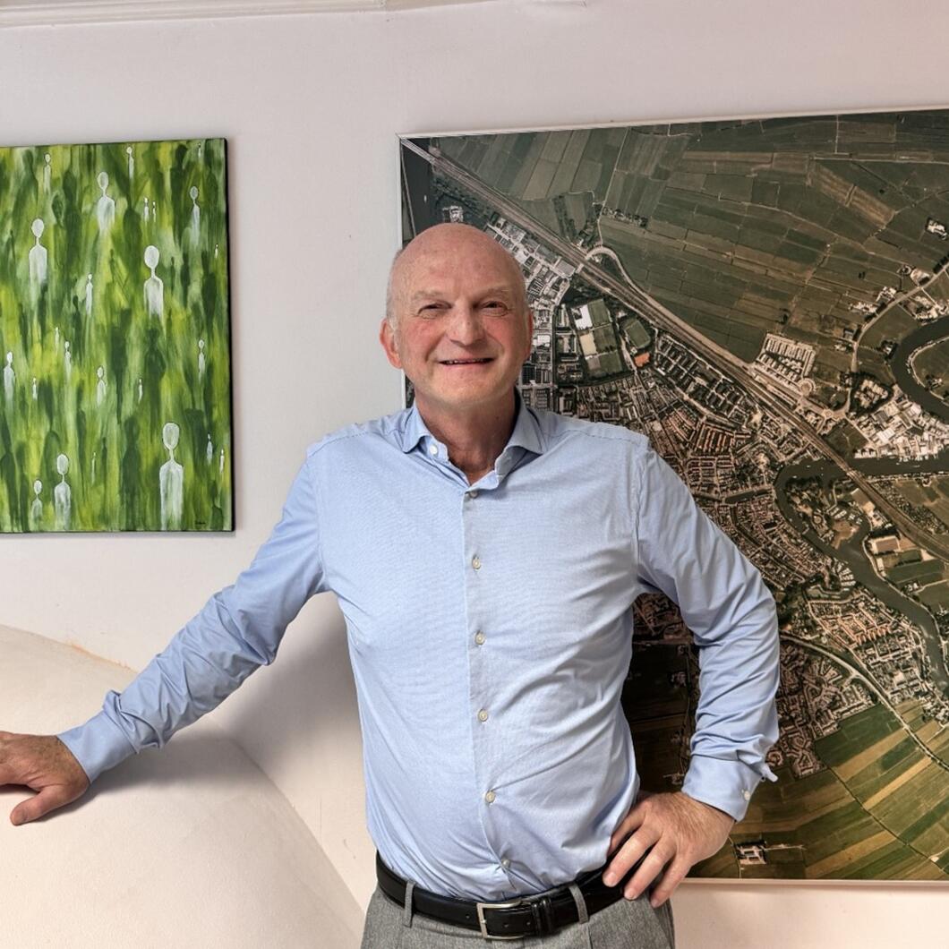 Jan kijkt lachend in de camera