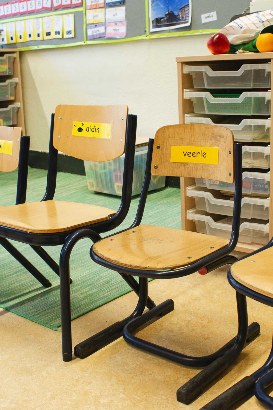 Een rij stoelen voor leerlingen met hun namen erop
