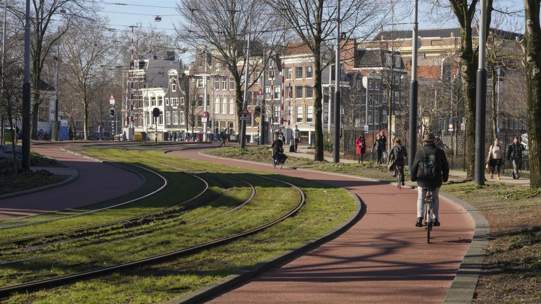 Autovrije straat met fietsers en gras