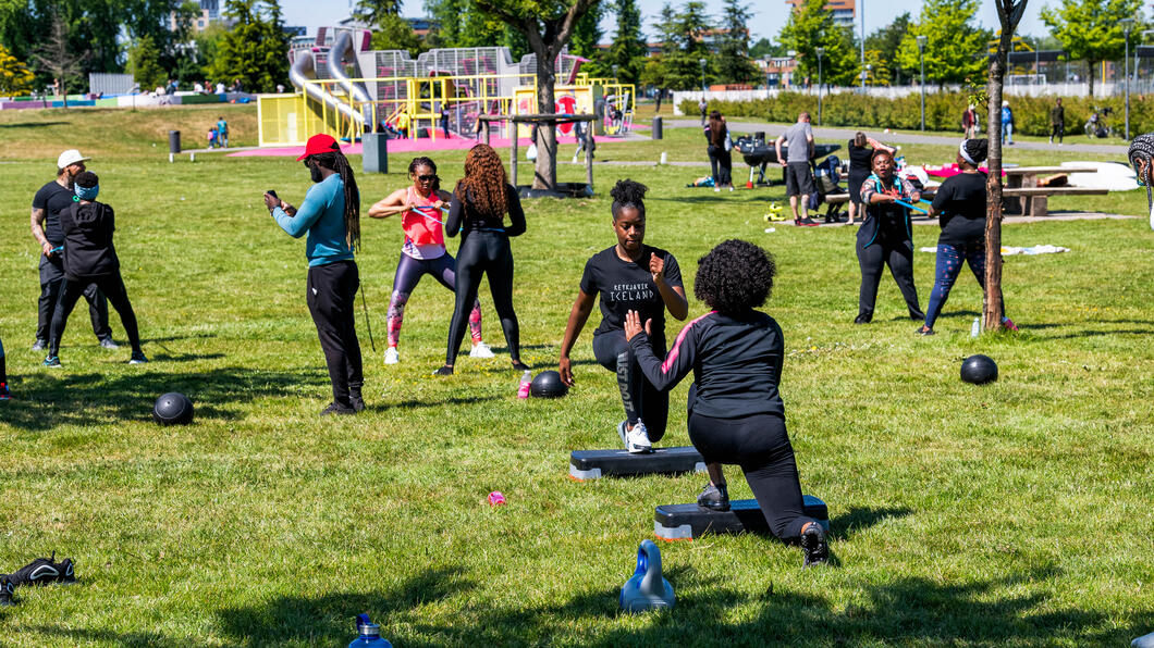 Sportklasje in park tijdens zonnig weer