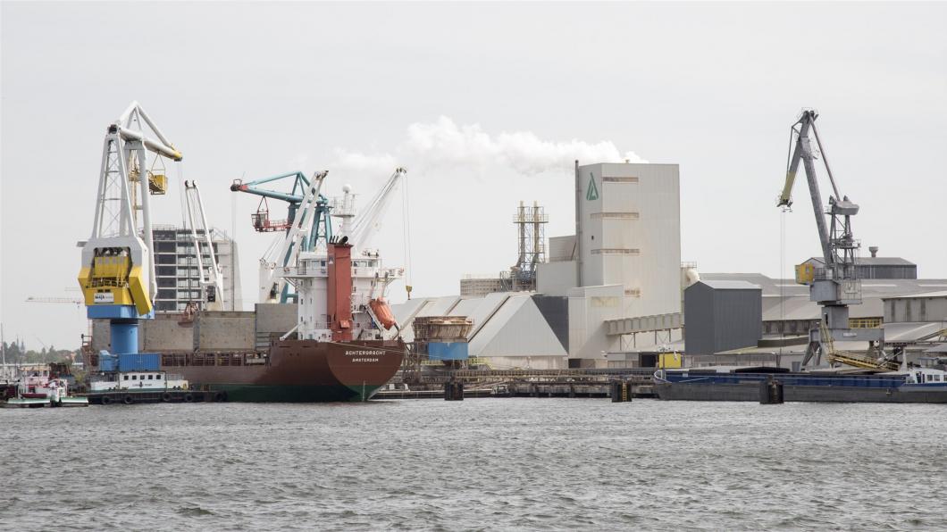 Schip in de haven met hijskranen