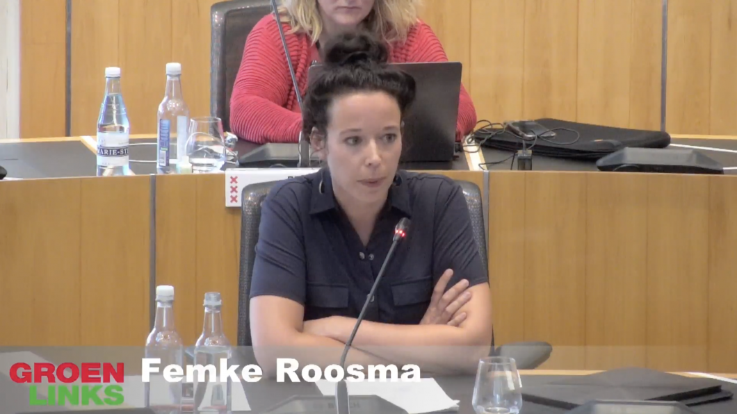 Femke Roosma tijdens een bijdrage in de raadzaal van Amsterdam