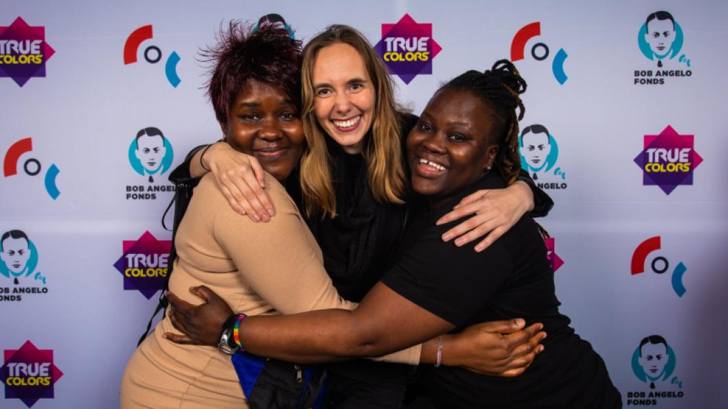 Justine en Prossy met Savannah Koolen, oud-voorzitter van GroenLinks Amsterdam tijdens True Colors 2020