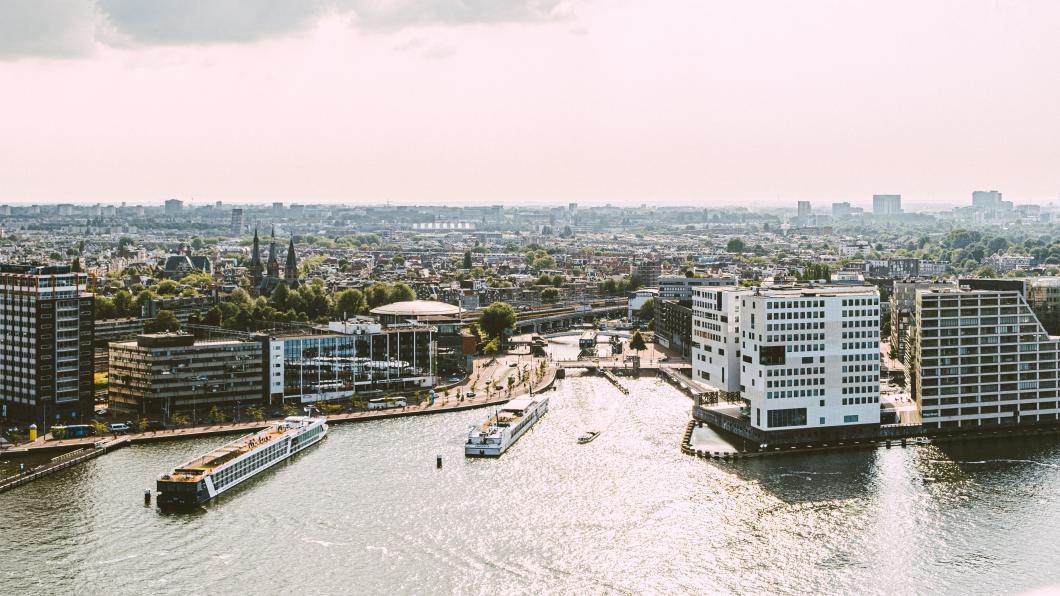 Luchtfoto van Amsterdam vanaf het IJ