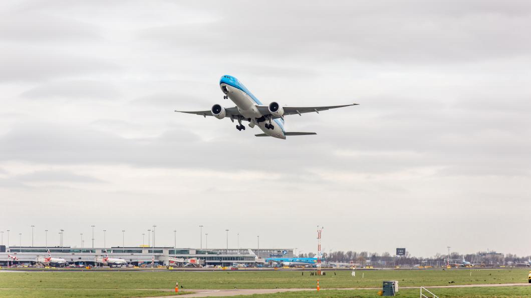 Vliegtuig tijdens het opstijgen op Schiphol