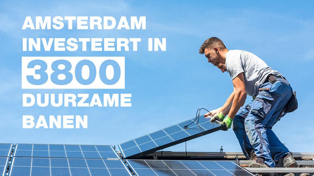 Een man legt een zonnepaneel op een dak