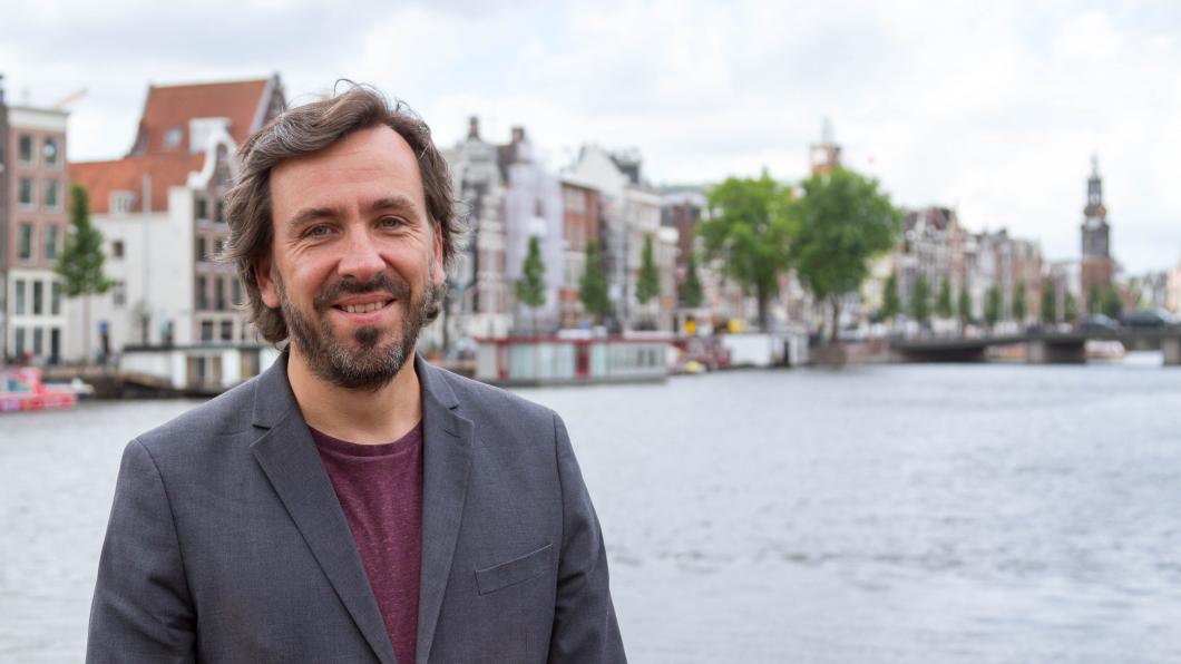 Foto van Zeeger met een gracht op de achtergrond