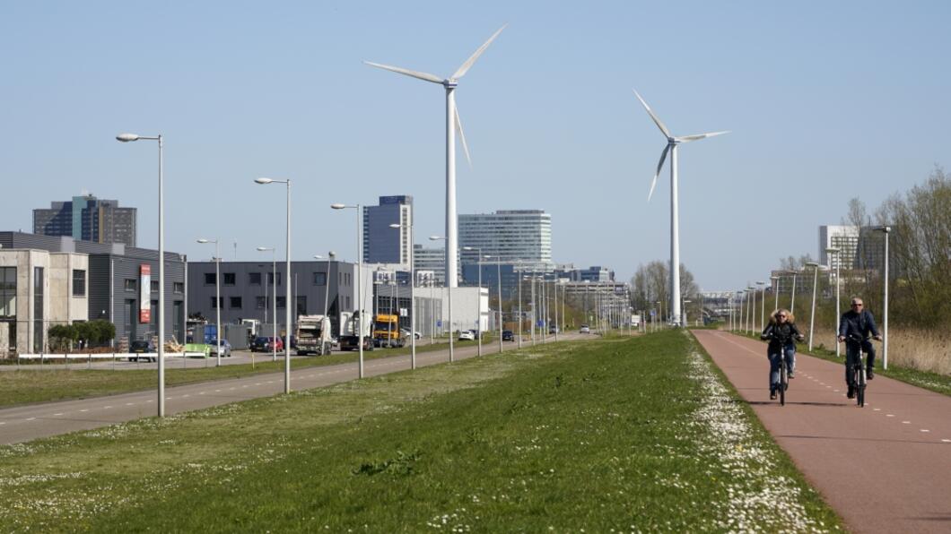Sloterdijk II en III. Theemsweg met fietspad, fietsers en windmolens. Beeld: Edwin van Eis, Fotobank Amsterdam
