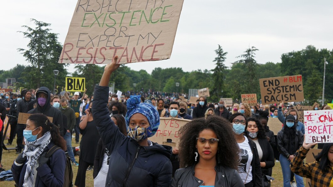 Twee vrouwen demonstreren bij een Black Lives Matter-protest