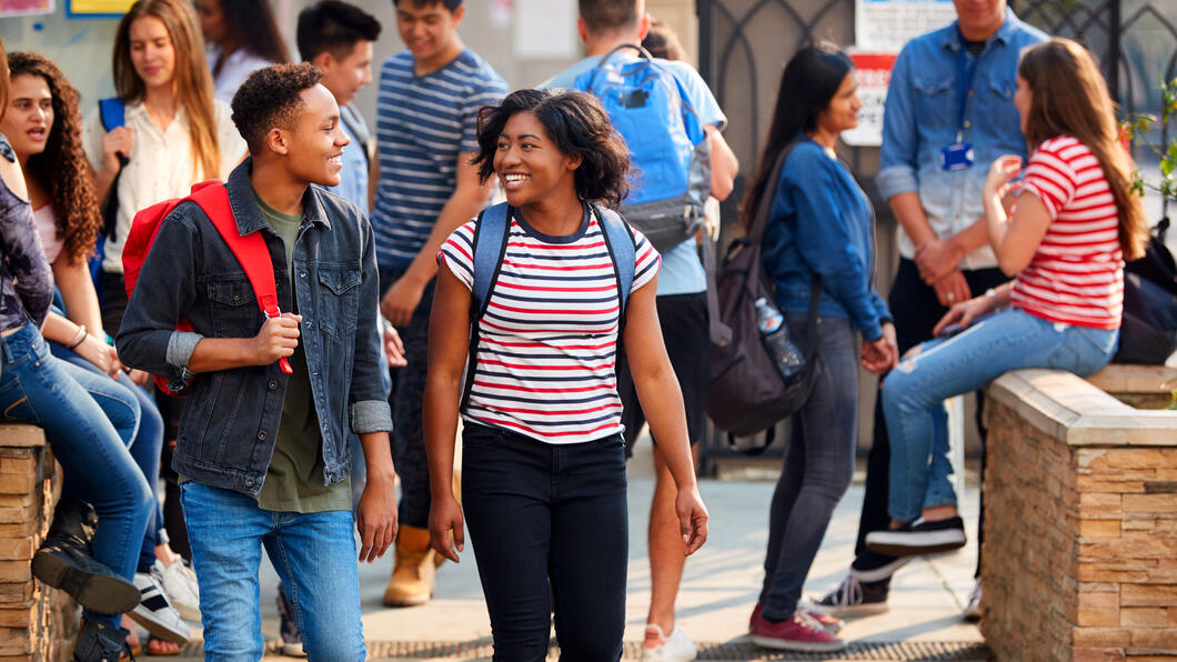 Een groep met scholieren in de zon