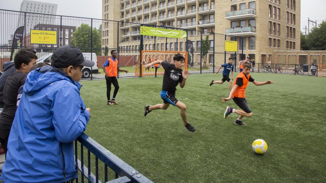 Voetbaltoernooi met jongeren