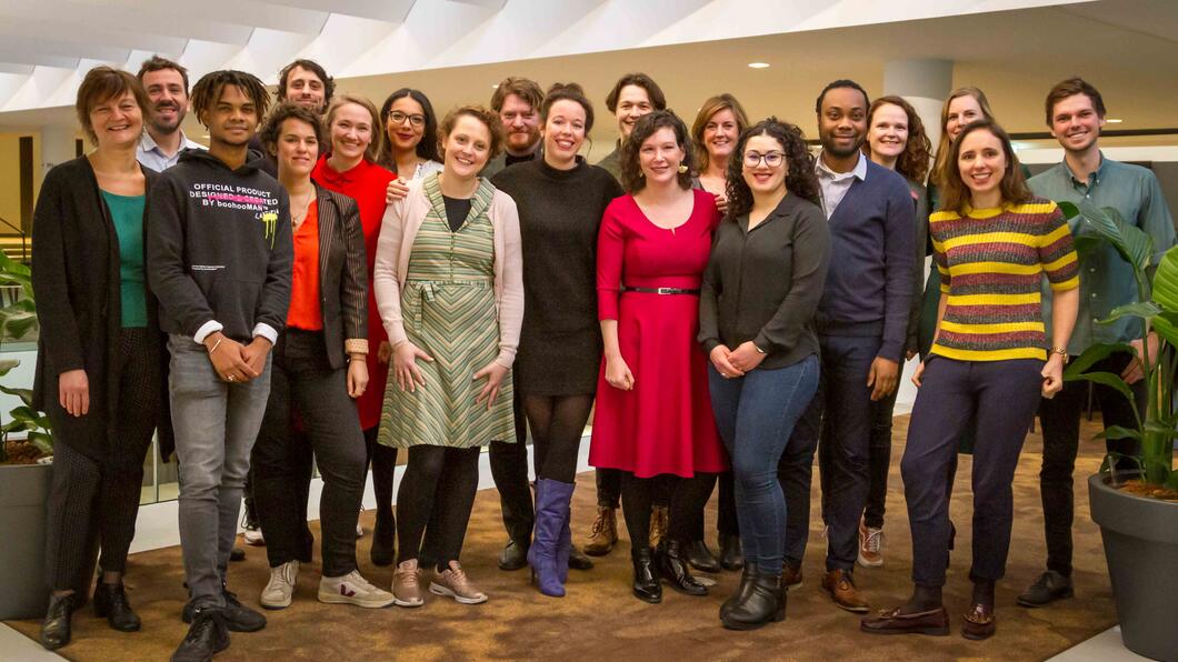 Groepsfoto van de gemeenteraadsleden en medewerkers van GroenLinks Amsterdam