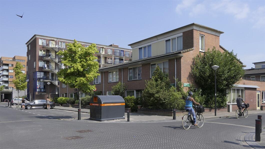 Troepiaalsingel in Zuidoost met fietser