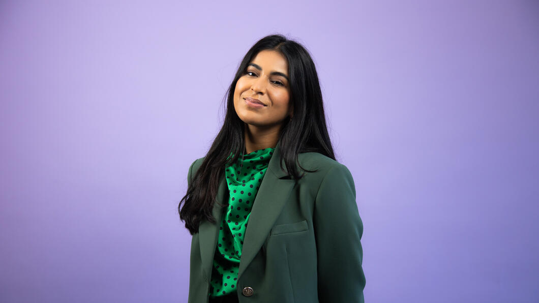 Foto van Madhavi Gharbharan voor een paarse achtergrond